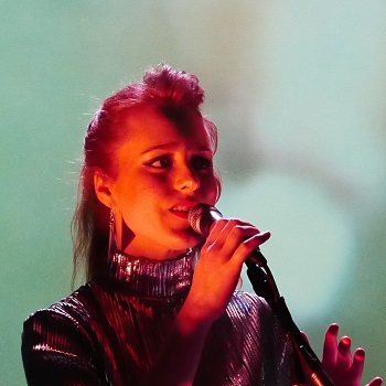 [Hannah Peel]