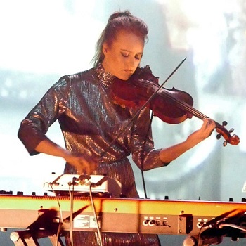 [Hannah Peel]