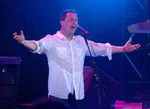 [Andy McCluskey sings]