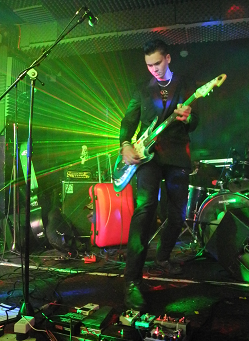 [Scant Regard Live photo]